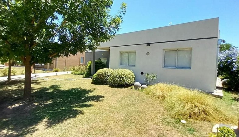 OPORTUNIDAD!! EXC. CASA EN PILAR DEL ESTE, LOTE DE 600 M2, 5 AMB, 3 DORMITORIOS, COCHERA, GALERIA