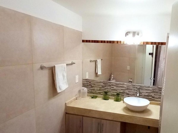 OPORTUNIDAD!! EXC. CASA EN PILAR DEL ESTE, LOTE DE 600 M2, 5 AMB, 3 DORMITORIOS, COCHERA, GALERIA