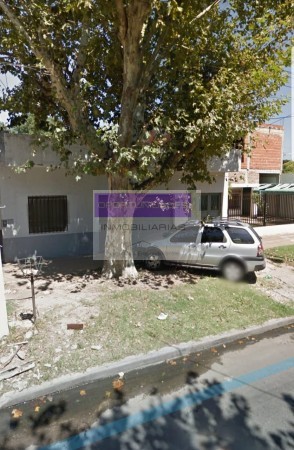 EXCELENTE OPORTUNIDAD!! CASA CON LOCAL+JARDIN SOBRE LOTE DE 400 M2, APTA COMERCIAL Y PROFESIONAL EN LOMA HERMOSA