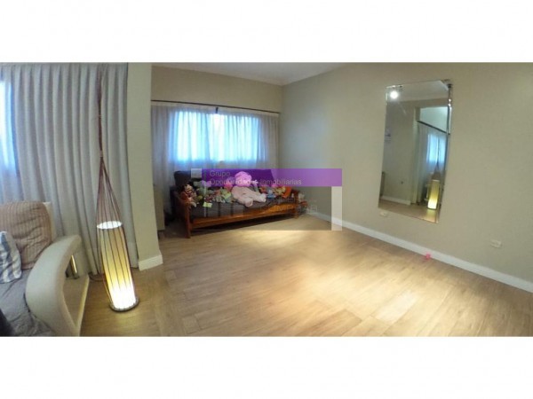 OPORTUNIDAD!! CASA EN CASTELAR NORTE 4 AMB/COCHERA DOBLE/ PATIO/PARRILLA, ACEPTA PERMUTAS