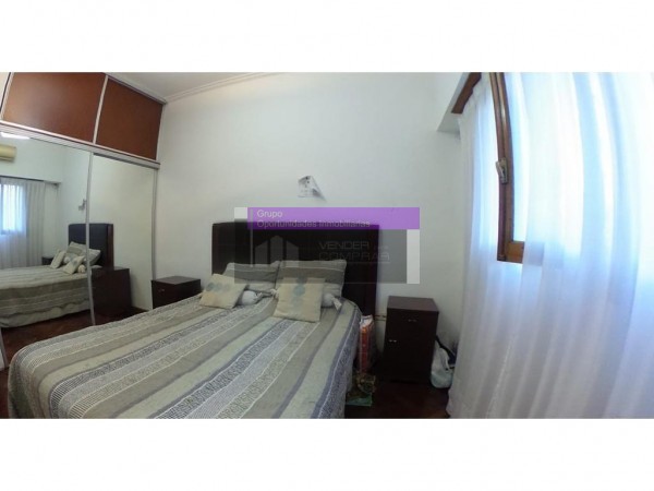 OPORTUNIDAD!! CASA EN CASTELAR NORTE 4 AMB/COCHERA DOBLE/ PATIO/PARRILLA, ACEPTA PERMUTAS