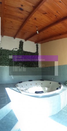 QUINTA LOTE 1450 M2, 220M2 CONSTR., CASA PPAL, QUINCHO, CASA HUESPEDES, PISCINA, GRAN PARQUE,  PARRILLA, POOL HOUSE, JACUZZI,VESTUARIOS EXCELENTE OPORTUNIDAD!!