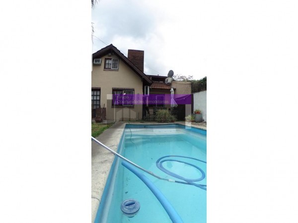 CHALET EN ITUZANGÓ NORTE ZONA CENTRO, LOTE 250M2, 5 AMB, PISCINA, COCHERA ACEPTA PERMUTA