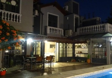OPORTUNIDAD!!HERMOSO CHALET DISEÑO ESTILO FRANCES DE 6 AMB-2 PLANTAS-PISCINA- 4 COCHERAS- IMPECABLE