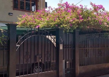 EXC.CHALET DE 9 AMB.2 PLANTAS,PISCINA,PARQUE,A 2 CDS DE CTRO COM.CASTELAR STA ROSA,APTO 2 FAMILIAS!!